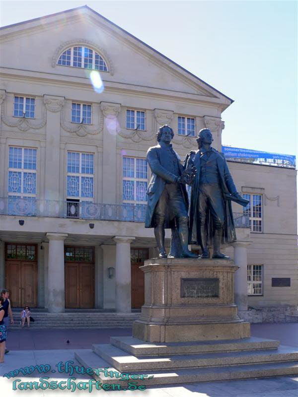 Deutsches Nationaltheater, Goethe-Schiller Denkmal