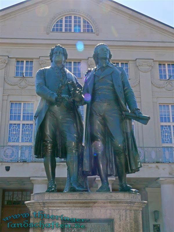 Deutsches Nationaltheater, Goethe-Schiller Denkmal