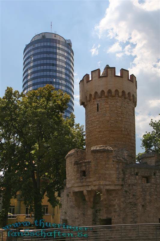 Jentower, Pulverturm mit Stadtmauer