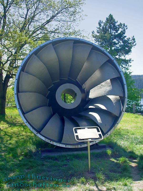 Turbine an der Talsperrenmauer Bleilochtalsperre