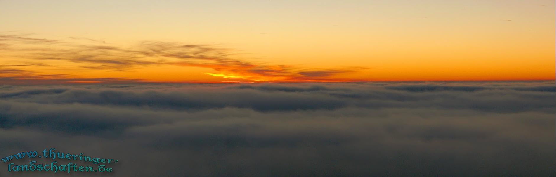 Blick vom Aussichtsturm auf dem Bleberg bei Sonnenuntergang