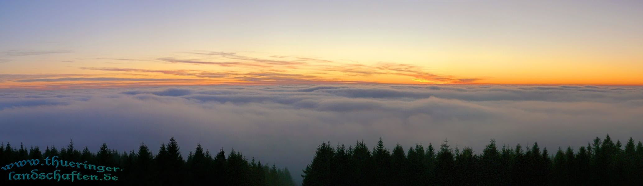 Blick vom Aussichtsturm auf dem Bleberg bei Sonnenuntergang